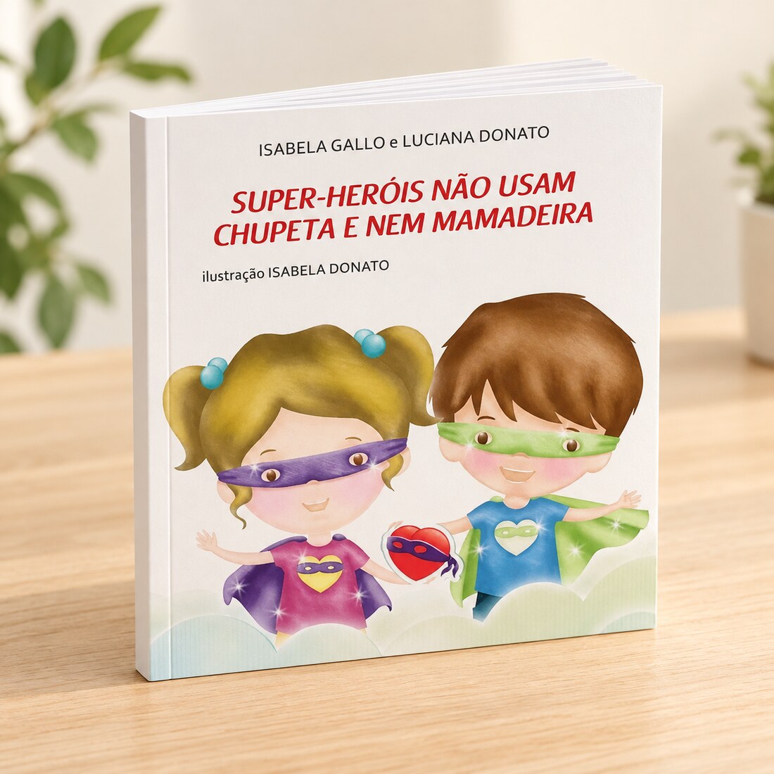 Livro Super-Heróis não usam chupeta e nem mamadeira sobre uma mesa clara